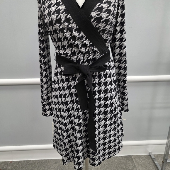 White House Black Market Black and White Houndstooth Long Sleeve Dress - Picture 3 of 11